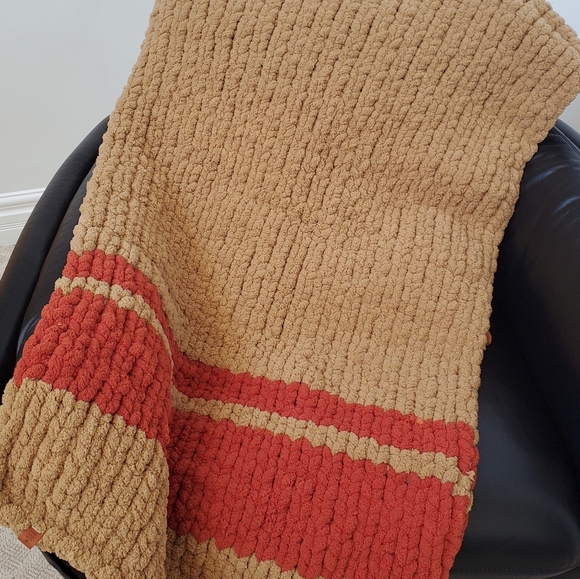 Handmade 65"×35" chunky blanket - Picture 5 of 12